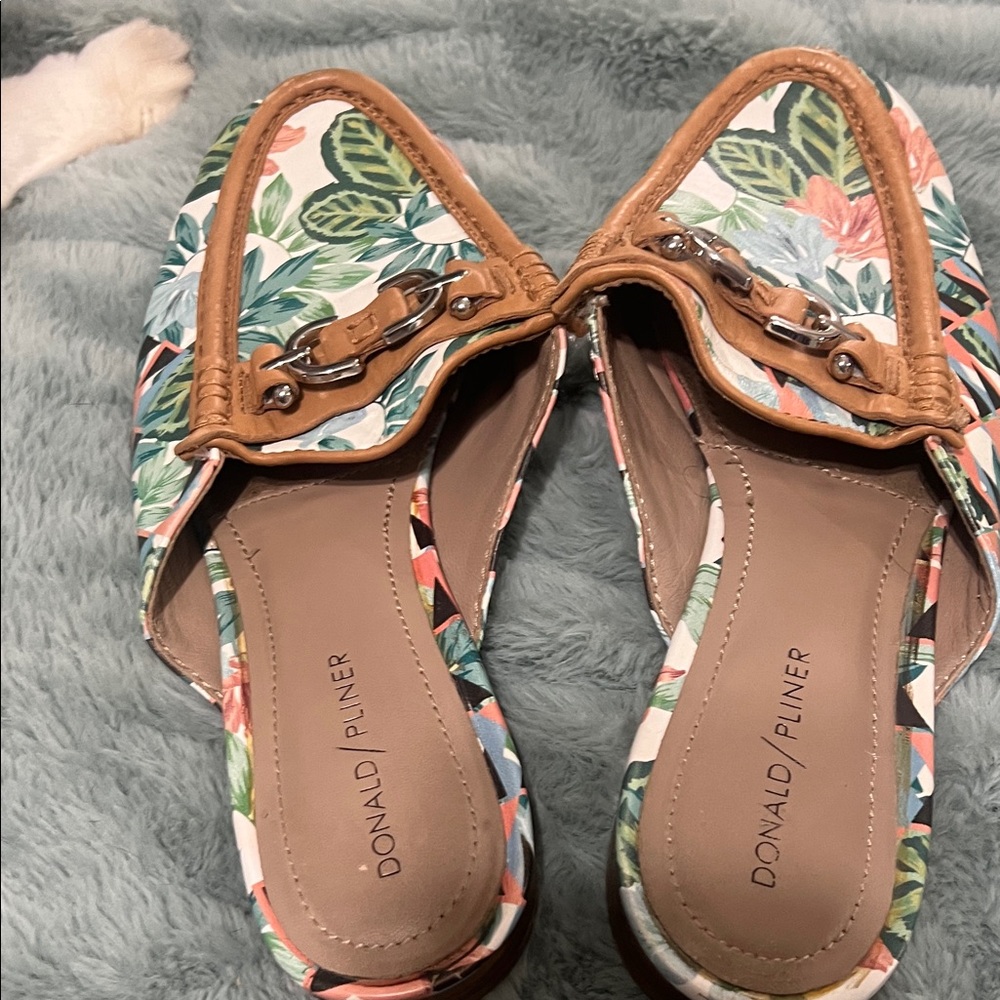 Donald J. Pliner Floral Slip-On Mules with Tan Trim - Picture 3 of 5